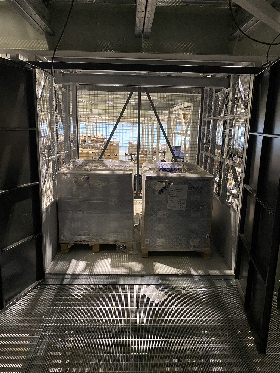 Грузовой подъемник в металлокаркасной шахте, 2000 кг в Самаре