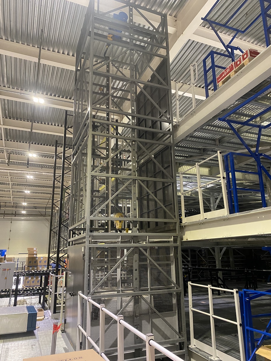 Грузовой подъемник в металлокаркасной шахте, 2000 кг в Самаре