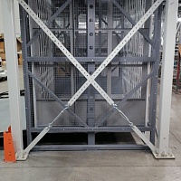 Грузовой подъемник в металлокаркасной шахте, 2000 кг (Уфа, Складской комплекс)