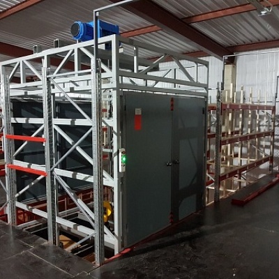 Подъемник в металлокаркасной шахте