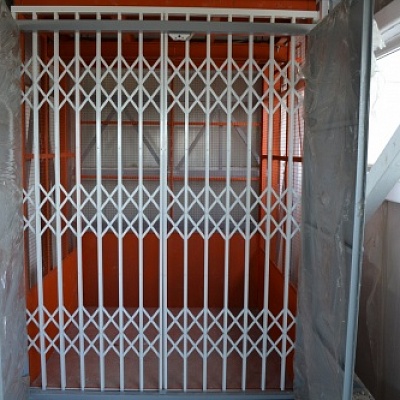 Подъемник грузовой в металлокаркасной шахте